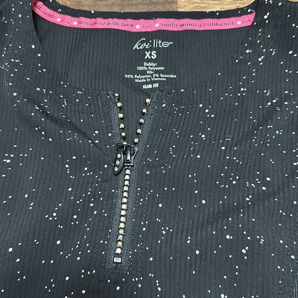 Koi lite glitter Srcub top 
Size xs - Picture 3 of 5